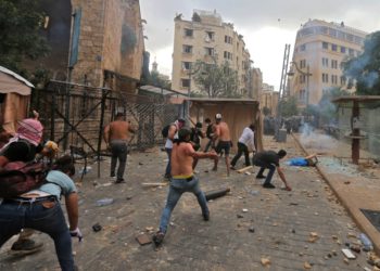 La policía libanesa lanza gases lacrimógenos a miles de manifestantes que exigen justicia por explosión en Beirut