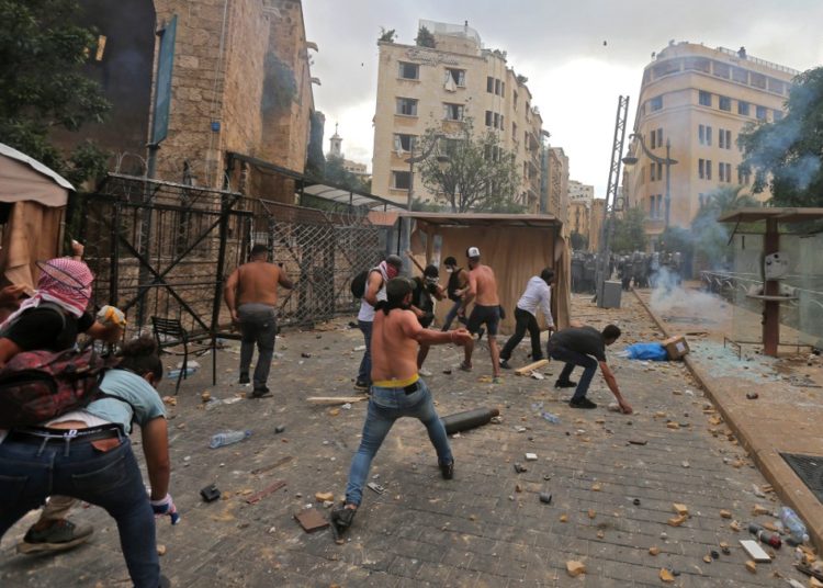 La policía libanesa lanza gases lacrimógenos a miles de manifestantes que exigen justicia por explosión en Beirut