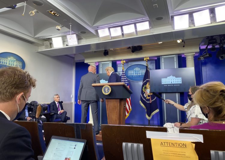 (VIDEO) Agente del servicio secreto retira a Trump de una conferencia por un tiroteo cerca de la Casa Blanca