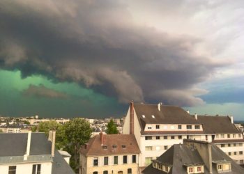 (VIDEO) El cielo se tiñe de verde al desencadenar una fuerte tormenta al norte de Francia