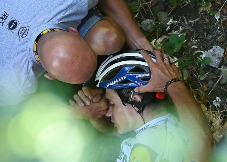 (VIDEO) El ciclista Remco Evenepoel sufre grave accidente al caer de un puente