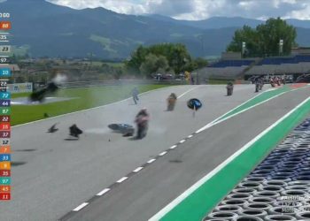 (VIDEO) Impactante accidente en el Moto2 que no terminó en tragedia de milagro