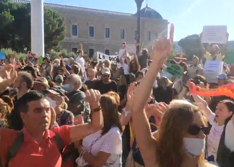 ‘Antimascarillas’ y negacionistas del coronavirus se manifiestan en Madrid con el apoyo de Miguel Bosé