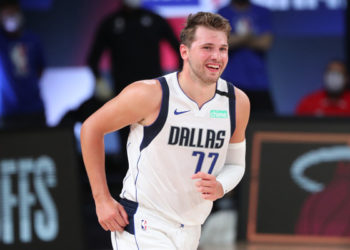 (VIDEO) Luka Doncic tuvo otra noche histórica al superar a una leyenda de la NBA