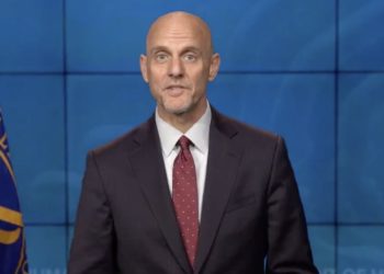 EE.UU. no descarta autorizar el uso de una vacuna antes de que termine la fase 3 de ensayos