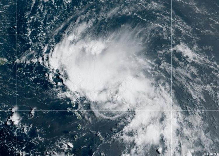 La tormenta «Laura» se convierte en huracán en el Golfo de México