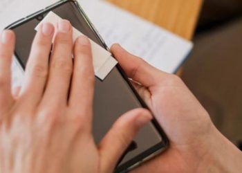 Así puedes desinfectar tu teléfono para evitar contagiarte de covid-19 al tocarlo