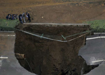 (VIDEO) se abre un gigantesco agujero en un estacionamiento en China y se ‘traga’ 21 vehículos