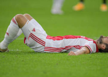 (VIDEO) Jugador del Ajax se desploma por un problema en el corazón
