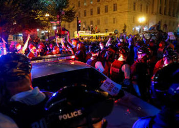 (VIDEOS) Manifestantes llevan una efigie de Trump en una guillotina cerca de la Casa Blanca tras aceptar la nominación a candidato