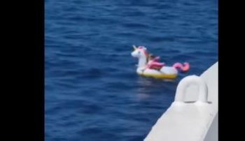 (VIDEO) La tripulación de un ferry rescata a una niña de 4 años en un flotador luego de que la corriente del mar la alejara de una playa