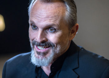 (VIDEO) Miguel Bosé fue visto usando una mascarilla luego de convocar a marcha contra ese instrumento