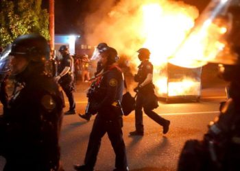 Protestas en Portland: los manifestantes atacaron edificios del gobierno y causaron incendios