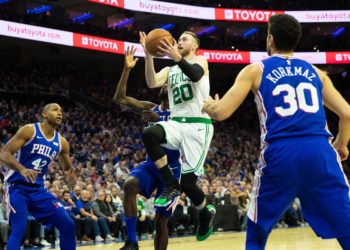Celtics barren a los 76ers y avanzan a semifinales del Este