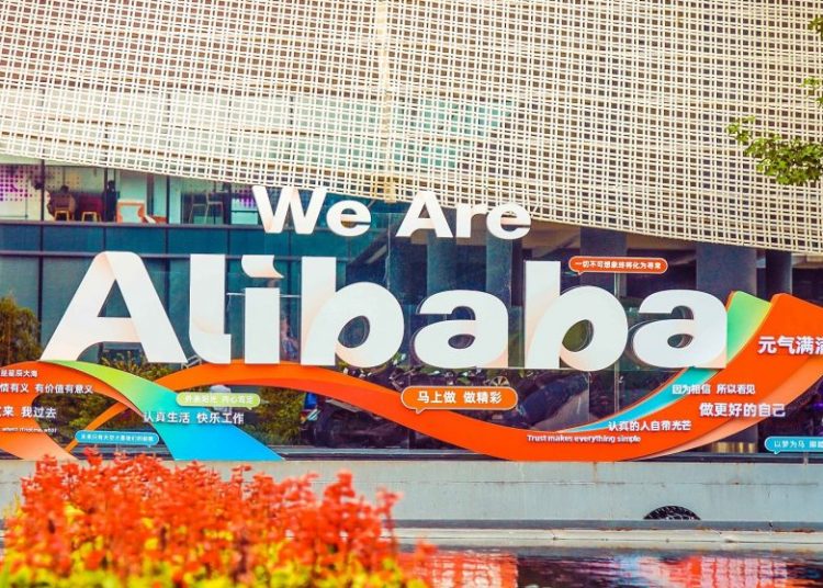 Trump señala que estudia la posibilidad de prohibir la actividad de la empresa china Alibaba en EE.UU.