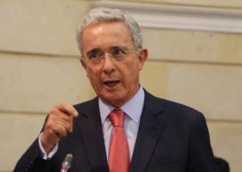Álvaro Uribe renuncia a su curul en el Senado colombiano en medio de las investigaciones en su contra