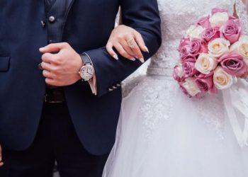 (VIDEO) Una madre casi arruina la boda de su hijo al interrumpir la ceremonia y amenazar a los invitados