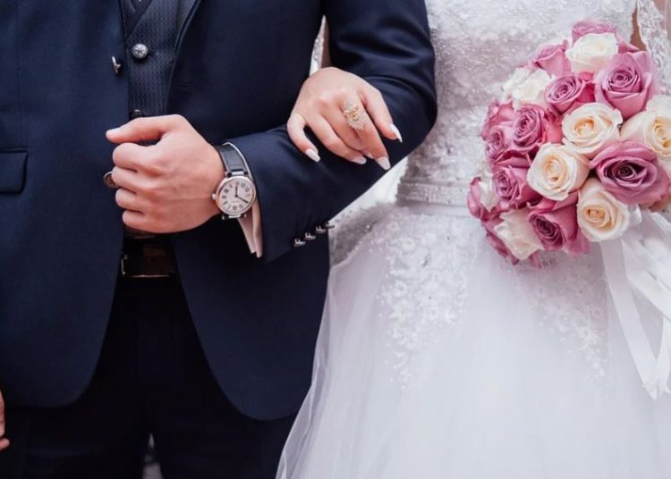 (VIDEO) Una madre casi arruina la boda de su hijo al interrumpir la ceremonia y amenazar a los invitados