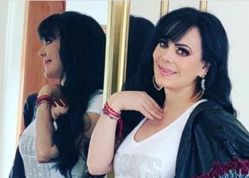 A sus 61 años, Maribel Guardia causa furor y derrite a fans al modelar vestida de colegiala