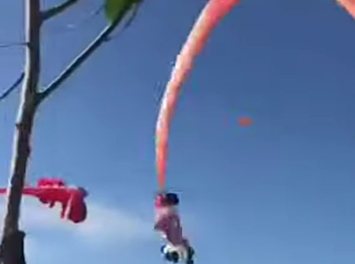 (VIDEOS) Una niña de 3 años, enganchada a una cometa, es levantada unos 10 metros sobre el suelo