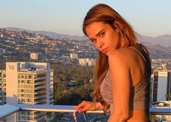 Yanet García te invita a que admires su sugerente vestimenta