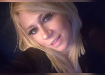 Noelia baila por el pasillo con un vestido rosado, lleno de agujeros por la espalda y sin ropa interior