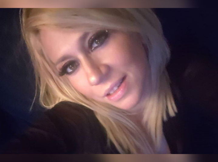 Noelia baila por el pasillo con un vestido rosado, lleno de agujeros por la espalda y sin ropa interior