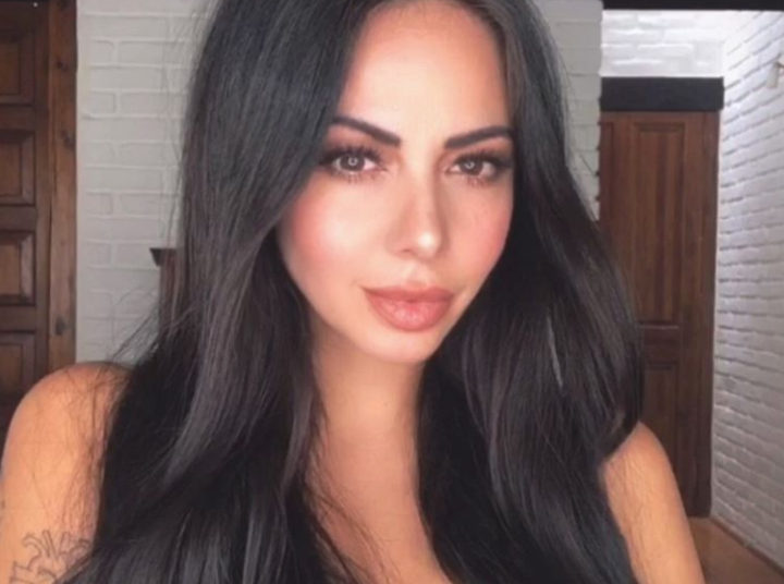 Jimena Sánchez presume su figura junto a piscina