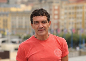 Antonio Banderas anunció que superó el coronavirus con una original foto
