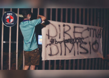 (VIDEO) Aficionados indignados por la salida de Messi se concentran frente al Camp Nou y demandan la dimisión del presidente del F.C. Barcelona