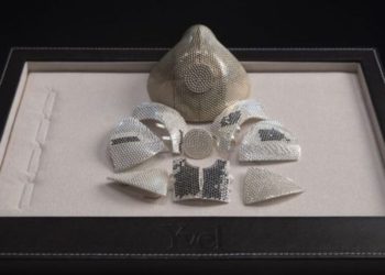 Muestran la mascarilla contra el coronavirus más cara del mundo, hecha con 3.600 diamantes