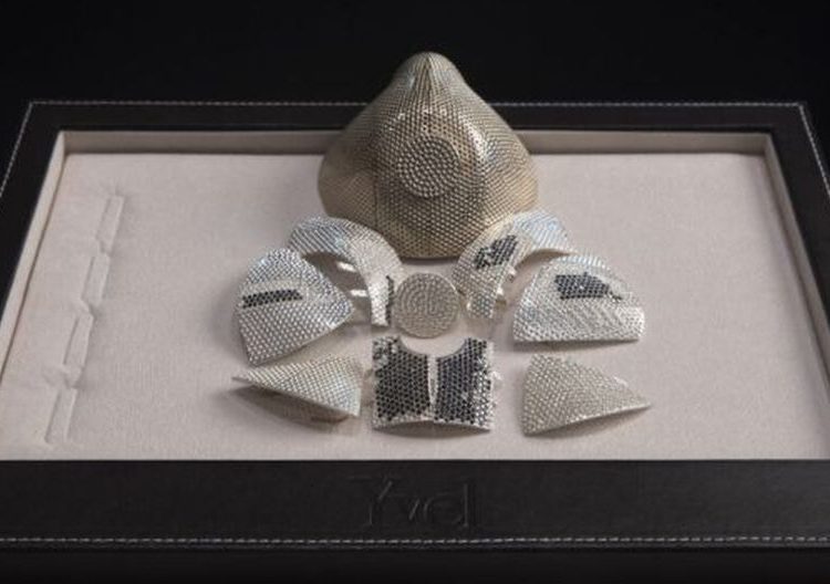 Muestran la mascarilla contra el coronavirus más cara del mundo, hecha con 3.600 diamantes