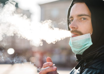 Expertos determinan que el humo expelido por los fumadores podría transmitir el nuevo coronavirus