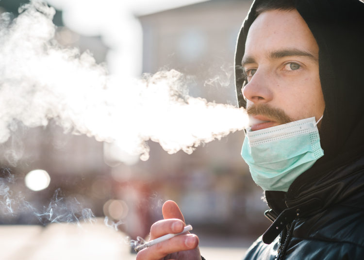 Expertos determinan que el humo expelido por los fumadores podría transmitir el nuevo coronavirus