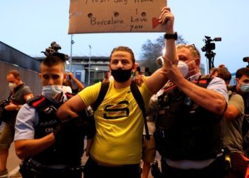 Fanáticos invadieron el Camp Nou para pedir que Messi se quede y repudiar a Bartomeu