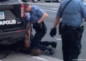 (VIDEOS) El arresto de George Floyd, grabado en detalle por las cámaras corporales de la Policía