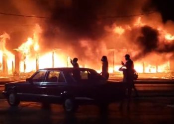 (VIDEO) Un policía es noqueado aparentemente con un ladrillo durante los disturbios en Wisconsin