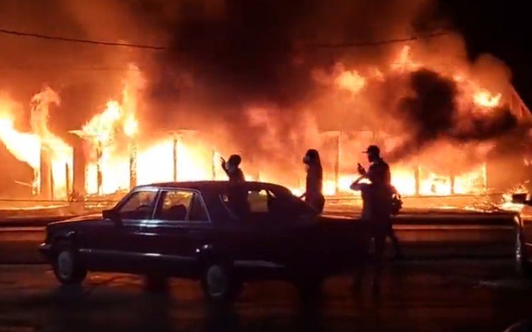 (VIDEO) Un policía es noqueado aparentemente con un ladrillo durante los disturbios en Wisconsin