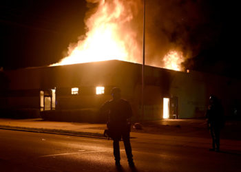 EE.UU.: Manifestantes incendiaron edificios en la segunda noche de disturbios tras los disparos a un afroamericano a manos de la policía