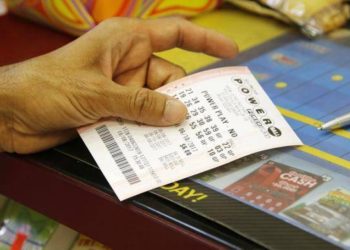 Gana 1 millón de dólares en la lotería gracias a un neumático desinflado