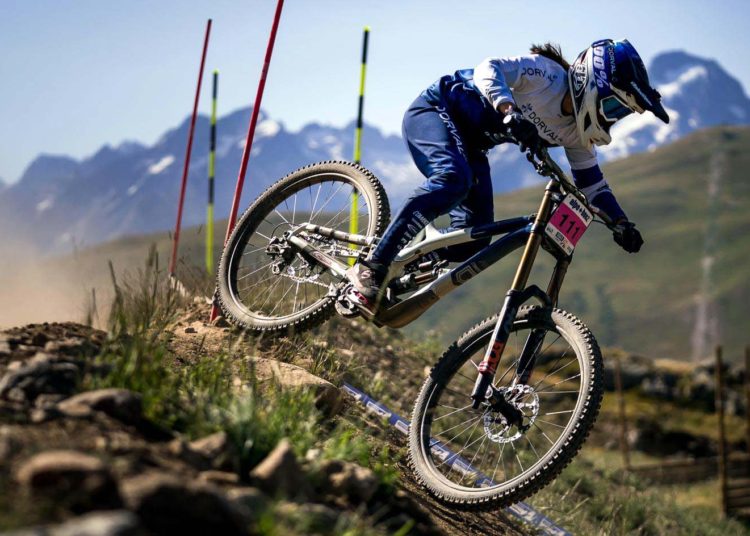 Salvadoreña Mariana Salazar sigue imparable en el inicio de la Copa Francesa de Downhill