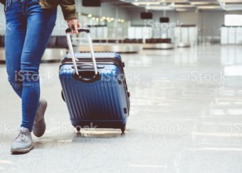 Una mujer es sorprendida en un aeropuerto viajando con los huesos de su difunto esposo en el equipaje