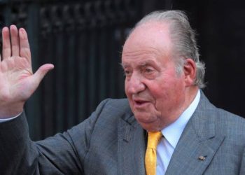 El rey emérito español Juan Carlos I viajó por tierra a Portugal y desde allí se exilió en República Dominicana