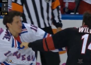 (VIDEO) Salvaje pelea entre dos jugadores de la NHL que celebraron los fanáticos en las redes sociales