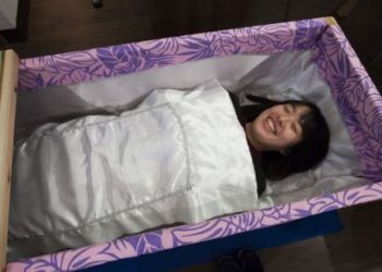 La nueva tendencia en Japón para librarse del estrés por la pandemia es acostarse dentro de un ataúd por 15 minutos