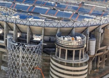 (VIDEO) Comenzó la instalación del impactante techo retráctil en el estadio del Real Madrid
