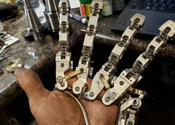 (VIDEOS) Un hombre pierde cuatro dedos de una mano y se fabrica su propia prótesis mecánica