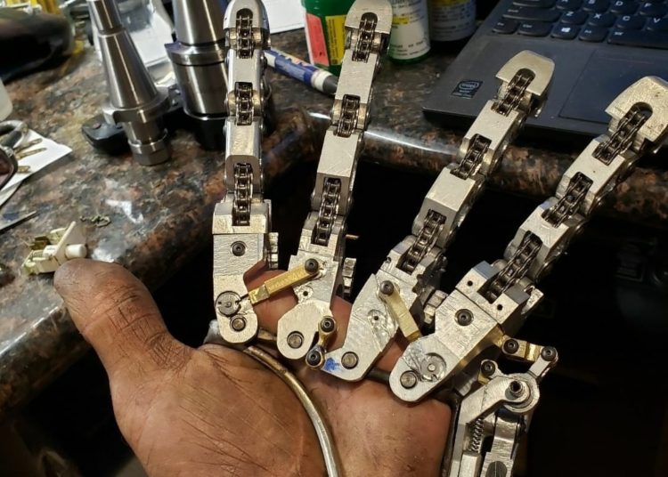 (VIDEOS) Un hombre pierde cuatro dedos de una mano y se fabrica su propia prótesis mecánica