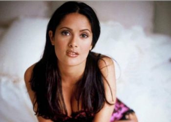 Salma Hayek disfruta la cuarentena en su lujosa piscina