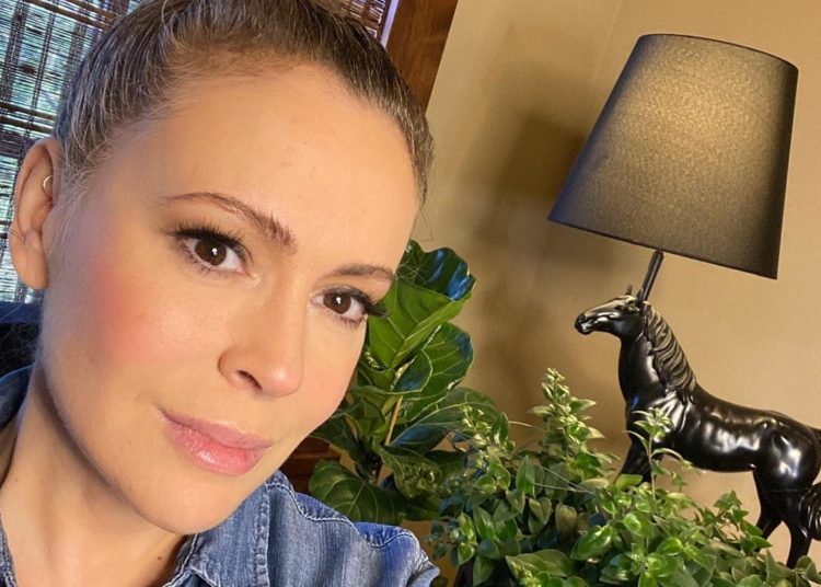 La actriz Alyssa Milano habló de su dura experiencia al contraer covid-19